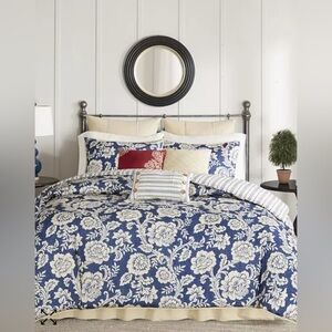 Madison Park 8 piece (no red pillow) Queen reversible duvet set